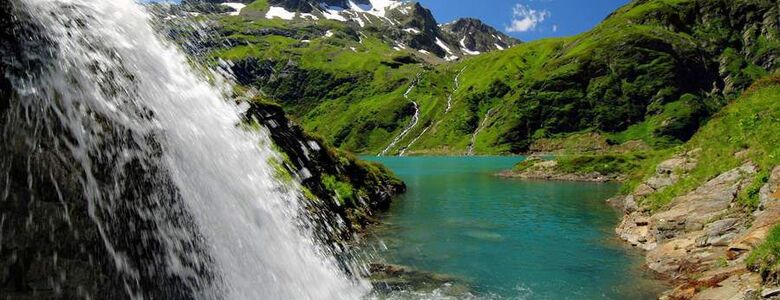 Wasserfall und Bergsee